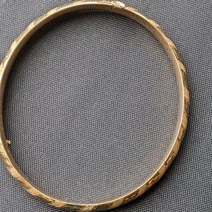 Exquisite Vtg.14Kt Gold Ribbon Etched Bangle Bracelet